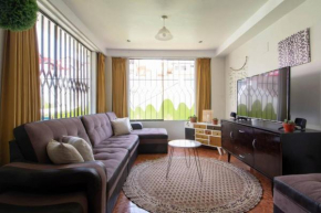 Sunny 6 bedroom house with private garden & rooftop